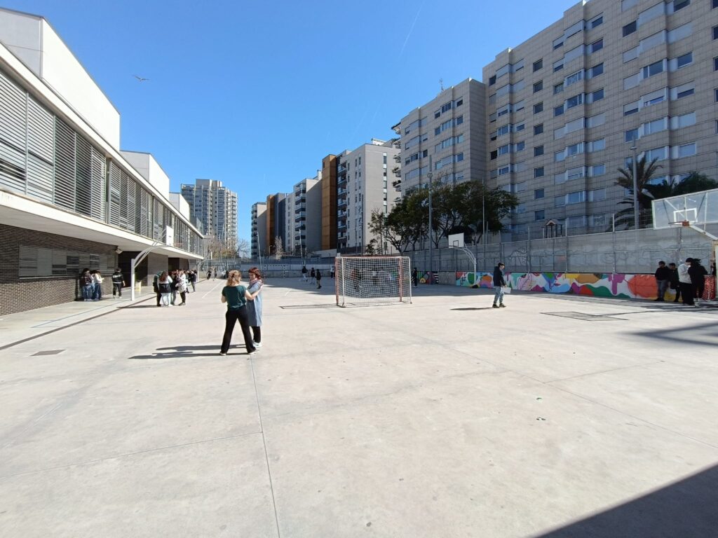 Dinamització del pati de l'Institut Escola la Mina